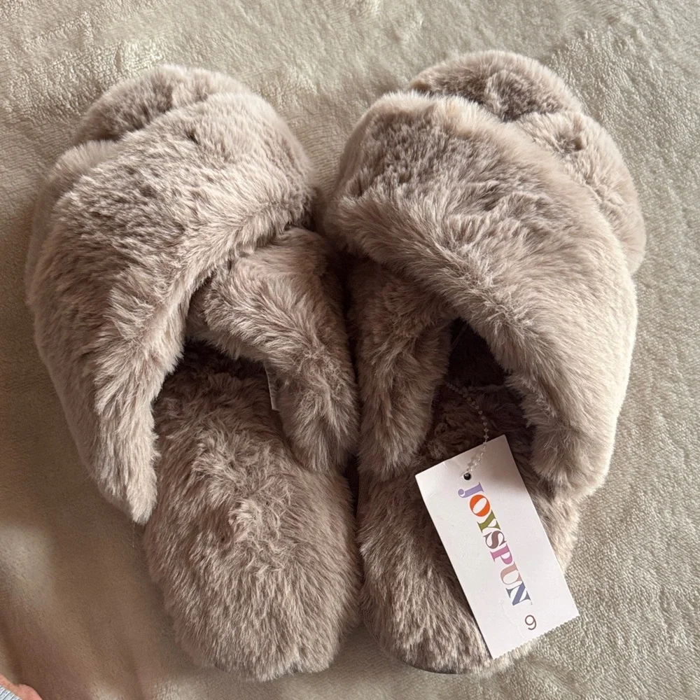 NWT JOYSPUN Women's Plush Tan Slippers - Picture 2 of 6